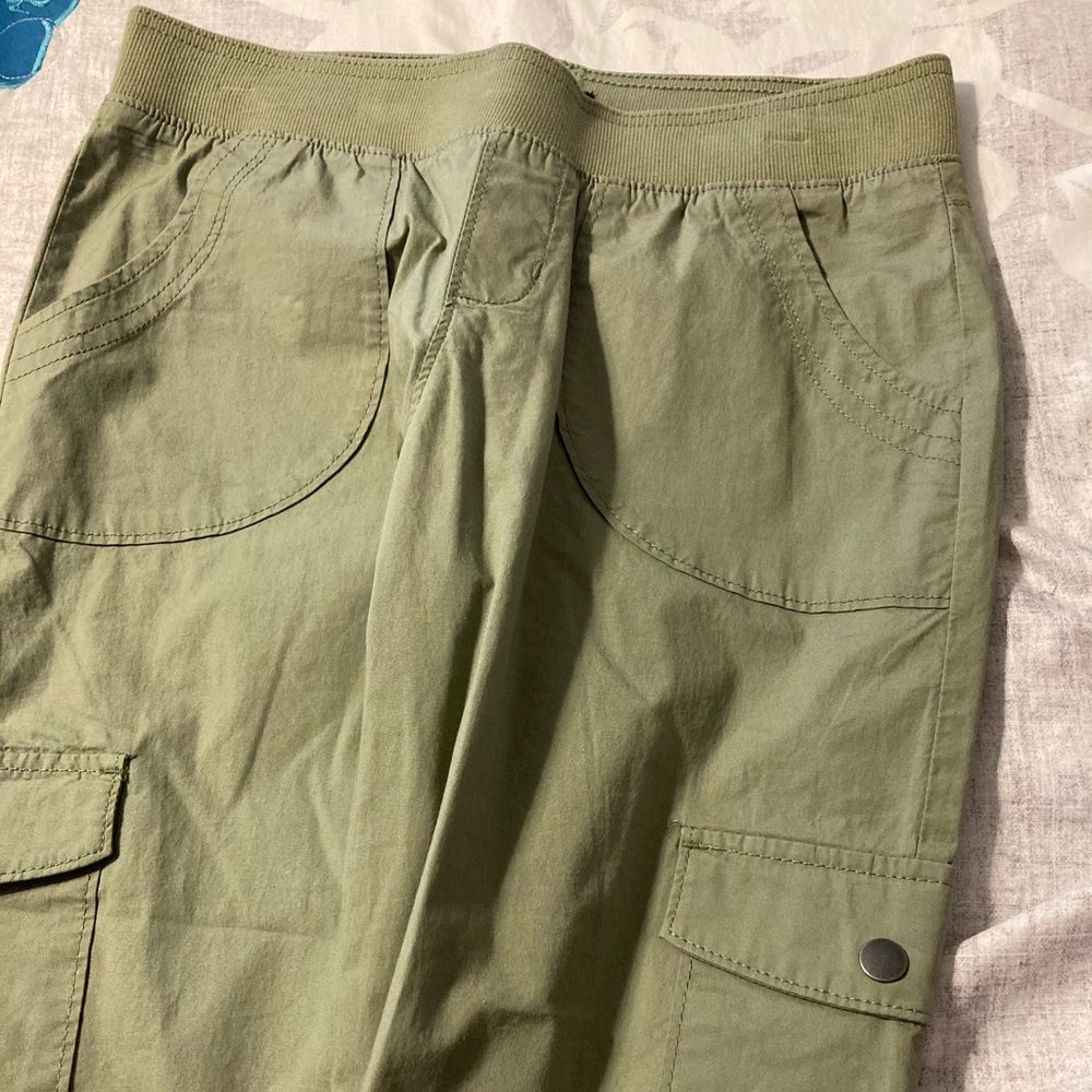 NWOT Lee Olive Color Capri Pants Size 6